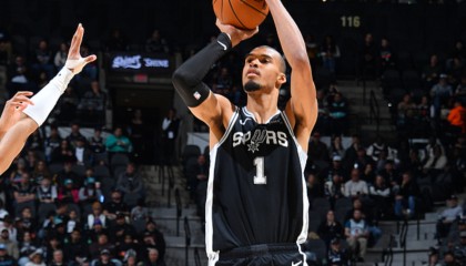 世界杯官方直播app下载中心手机版-西部最新排名：勇士创NBA奇迹，湖人收大礼，雷霆爆冷连败