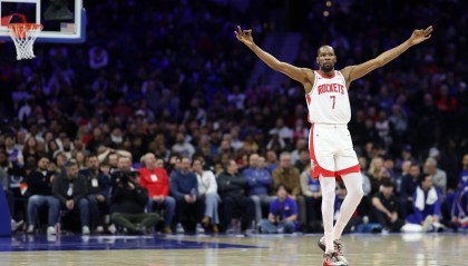 杜兰特：我不觉得是在扛着球队 队友总是让我多投篮